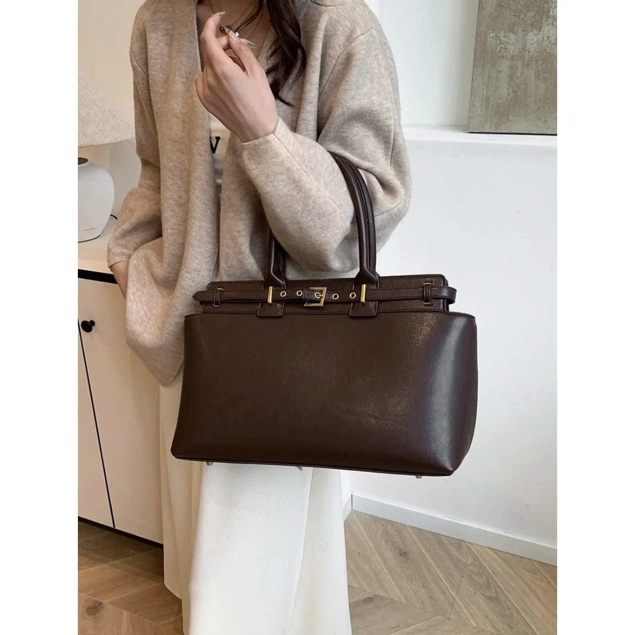 _Chic and Durable Women's Handbag (Sleek, Sophisticated, Fashionable)