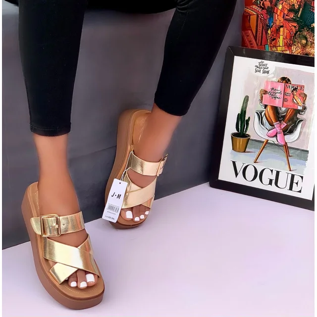 _Chic and Durable Women's Slippers (Elegant and Trendy)