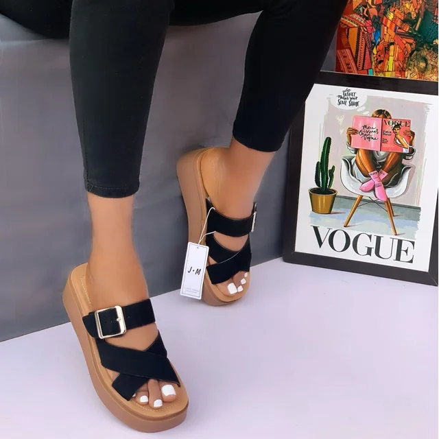 _Chic and Durable Women's Slippers (Elegant and Trendy)
