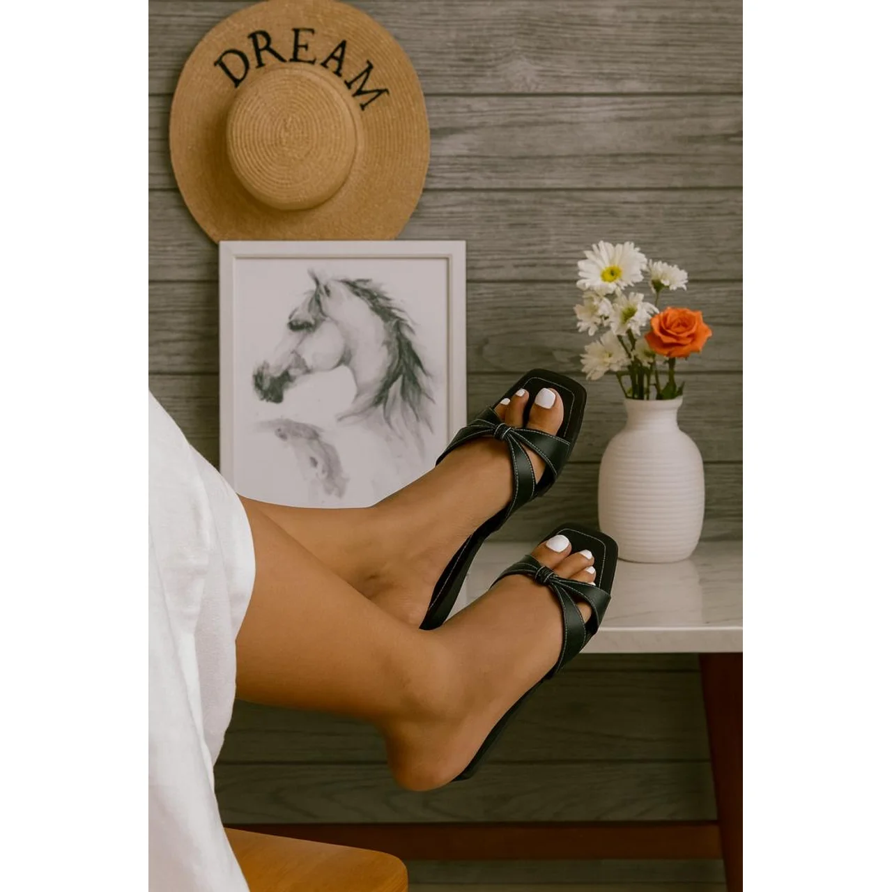 _Chic and Durable Women’s Slippers (Elegant, Fashion-Forward)
