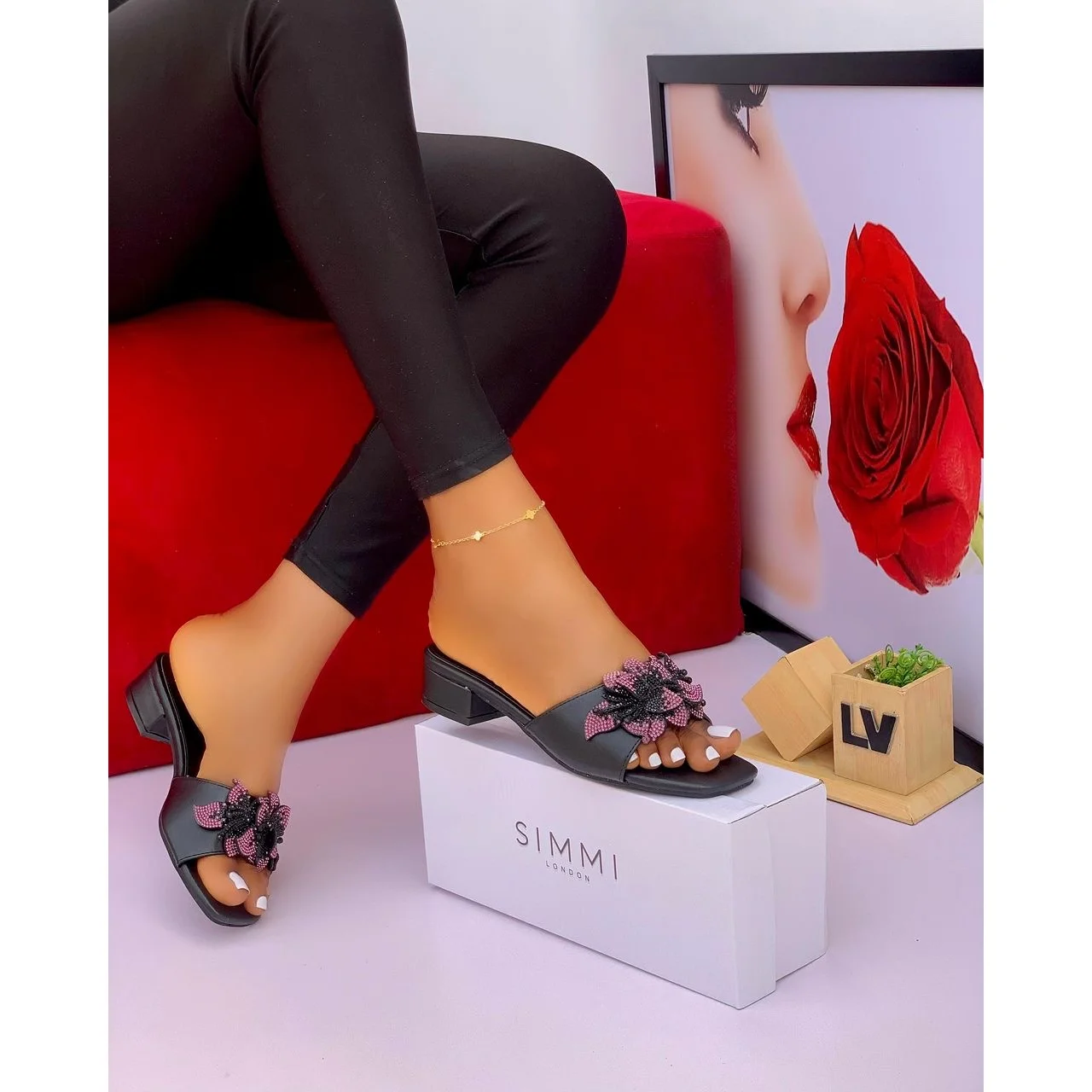 _Chic and Durable Women's Slippers (Trendy, Fashionable, Elegant)
