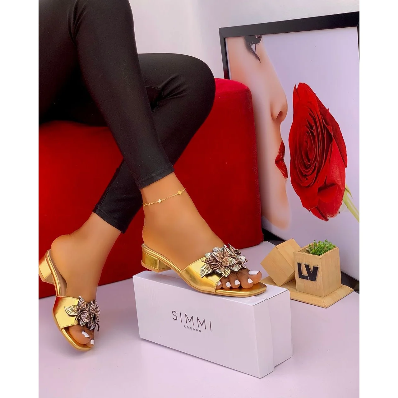 _Chic and Durable Women's Slippers (Trendy, Fashionable, Elegant)