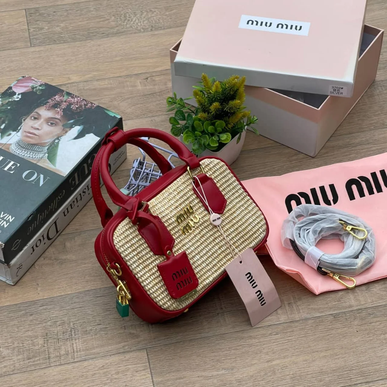 _Chic Compact Handbag for Women (Elegant, Sturdy, Trendy, Fashion-forward)