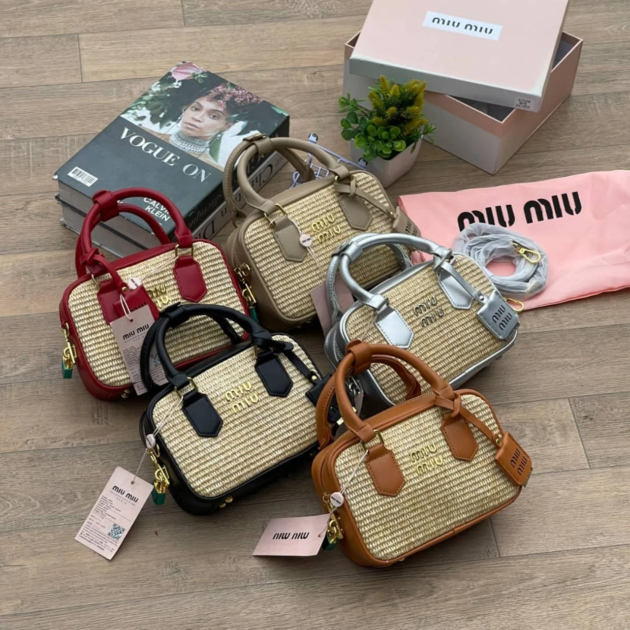 _Chic Compact Handbag for Women (Elegant, Sturdy, Trendy, Fashion-forward)