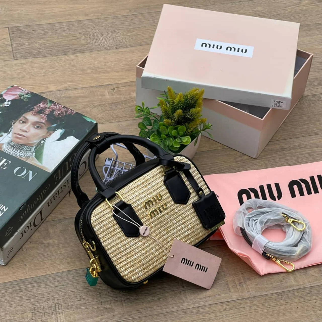 _Chic Compact Handbag for Women (Elegant, Sturdy, Trendy, Fashion-forward)