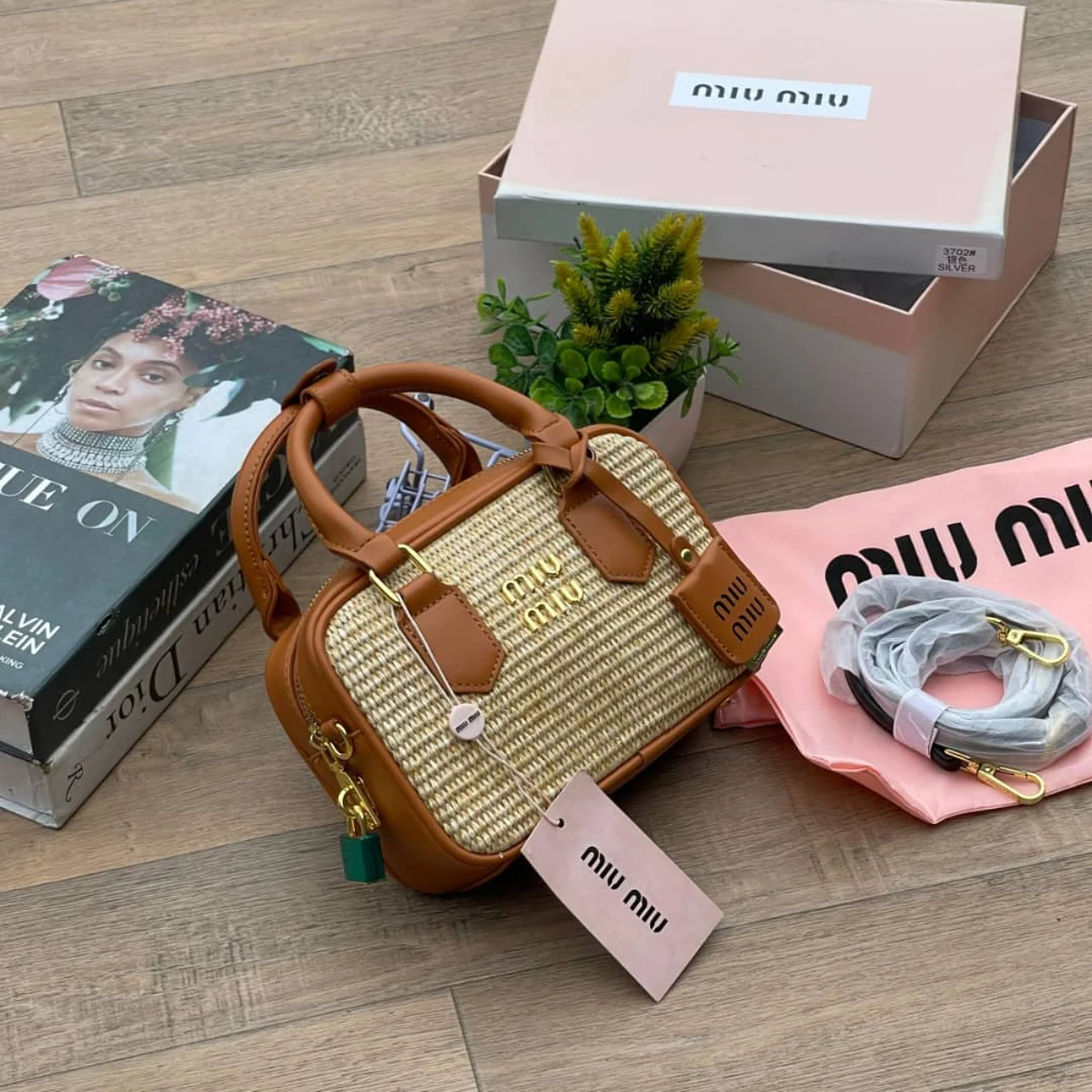 _Chic Compact Handbag for Women (Elegant, Sturdy, Trendy, Fashion-forward)