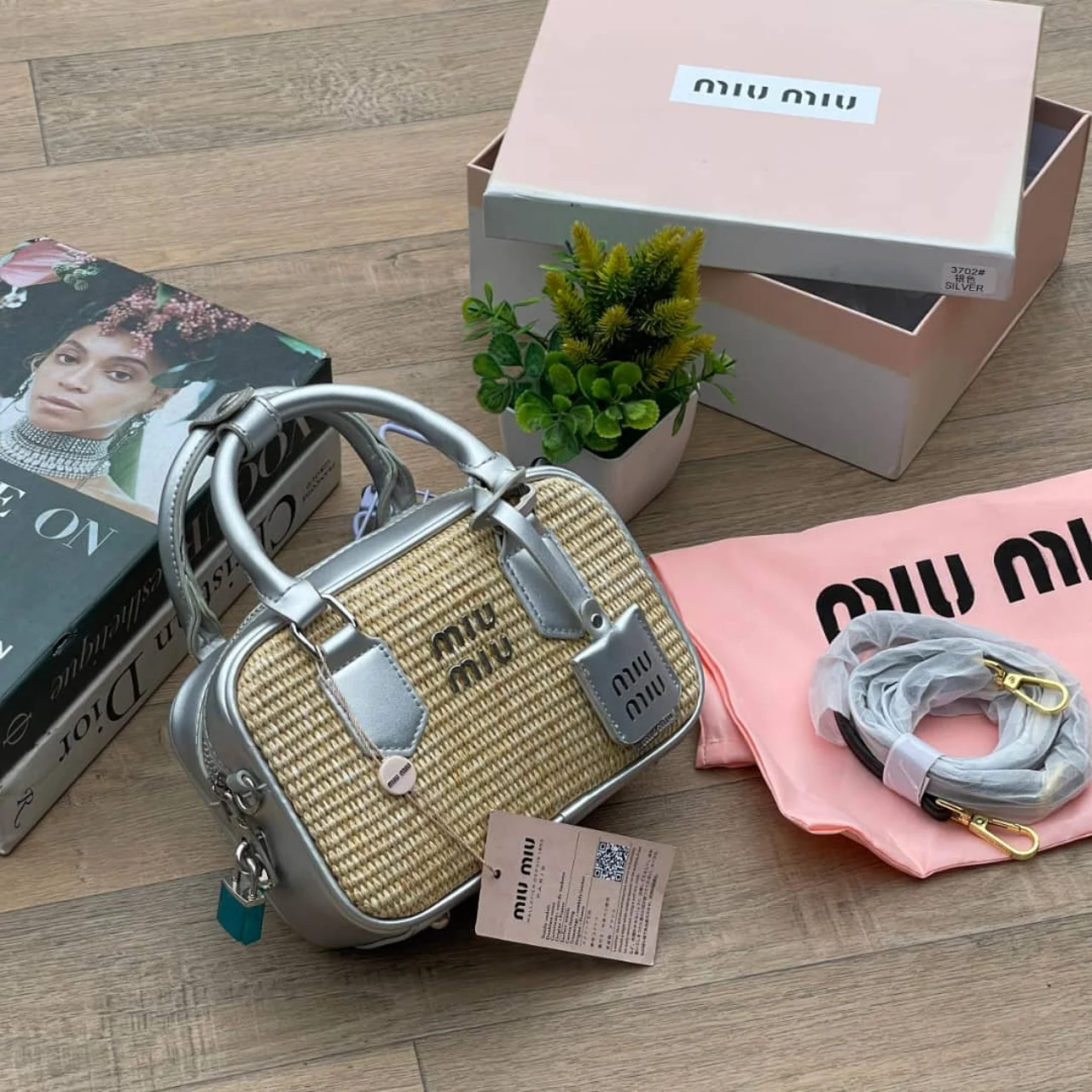_Chic Compact Handbag for Women (Elegant, Sturdy, Trendy, Fashion-forward)