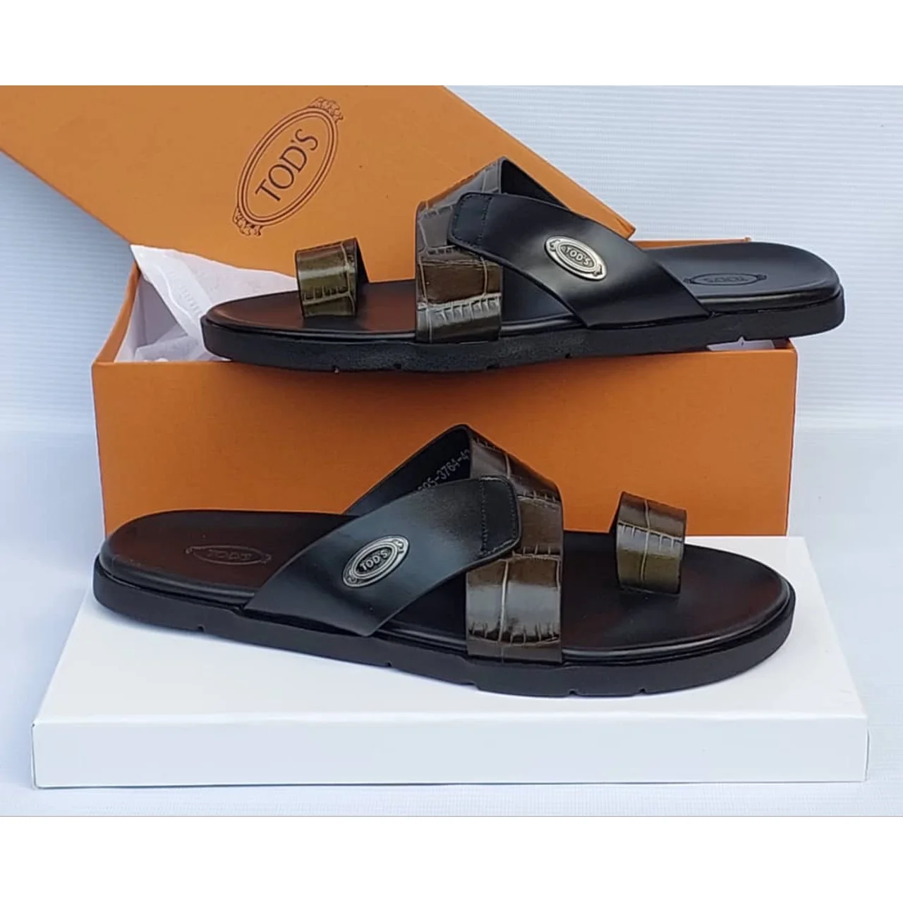 _Chic Men’s Slippers (Trendy, Durable, Elegant, Stylish)