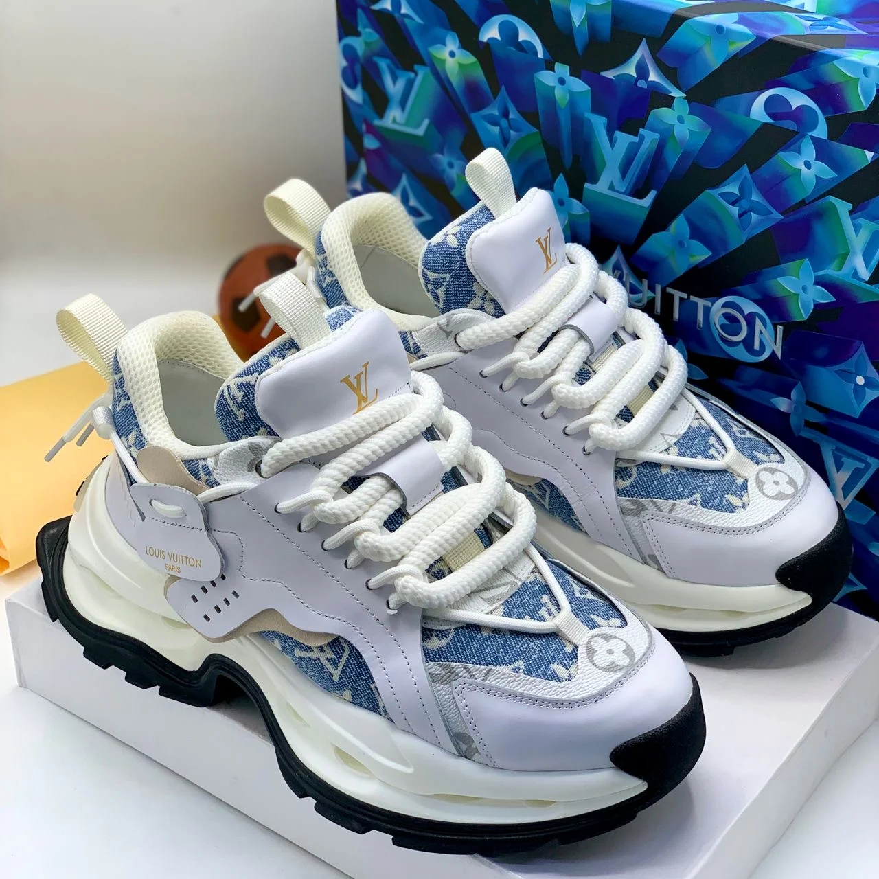 _Chic Men's Sneakers (Distinctive Design, Fashion-Forward, Durable, Sophisticated, Trendy)