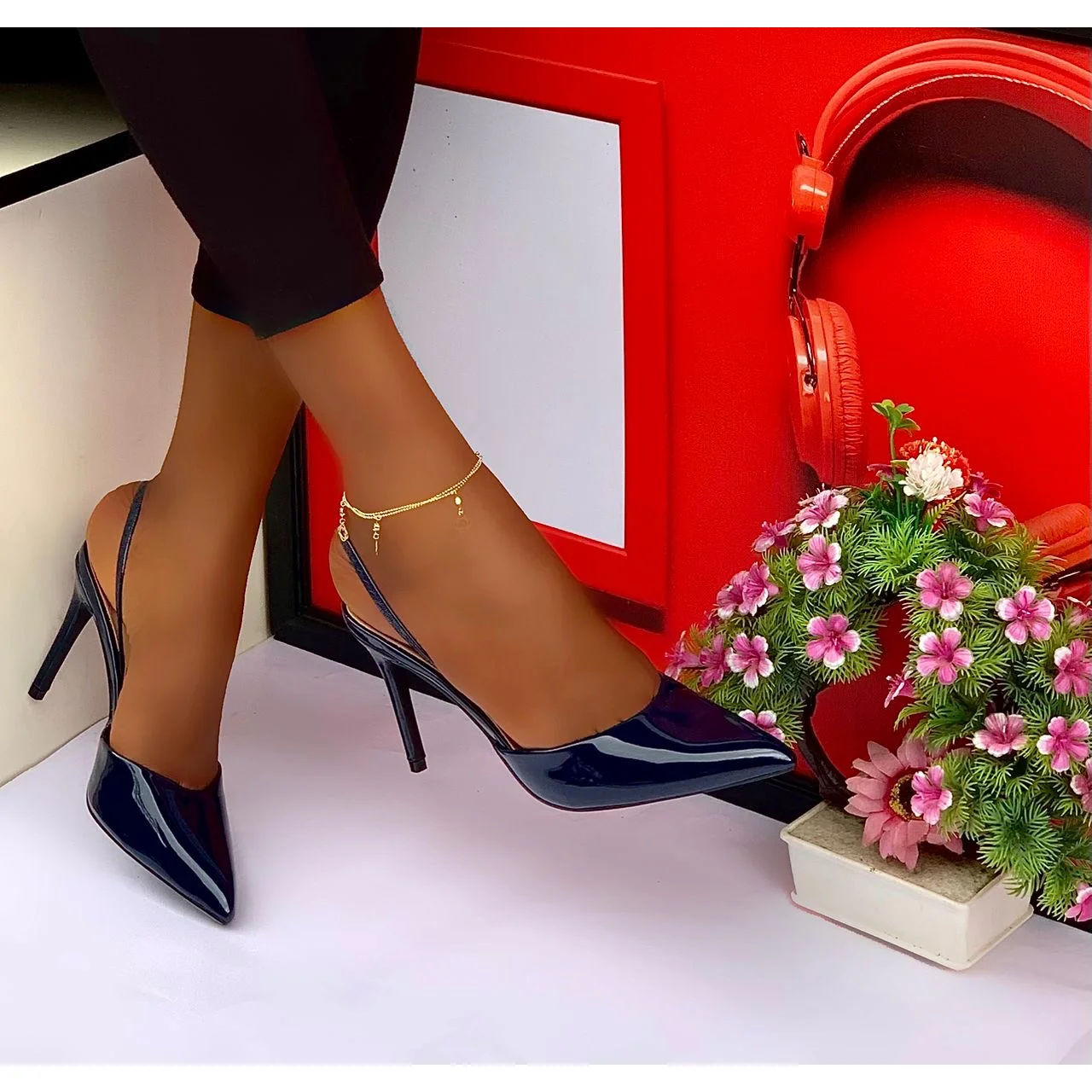 _Chic Women's Footwear (Sophisticated, Fashionable, Timeless, Durable, On-Trend)