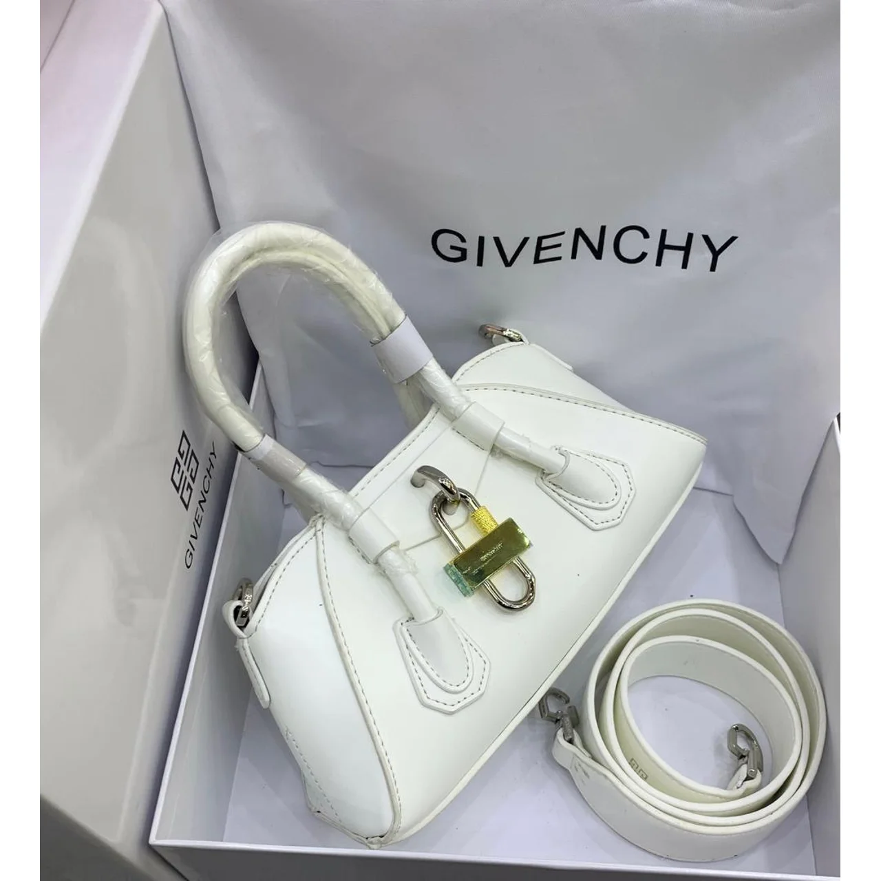 _Chic Women's Handbag (Sophisticated, Sturdy, Trendy, Classy, Stylish)