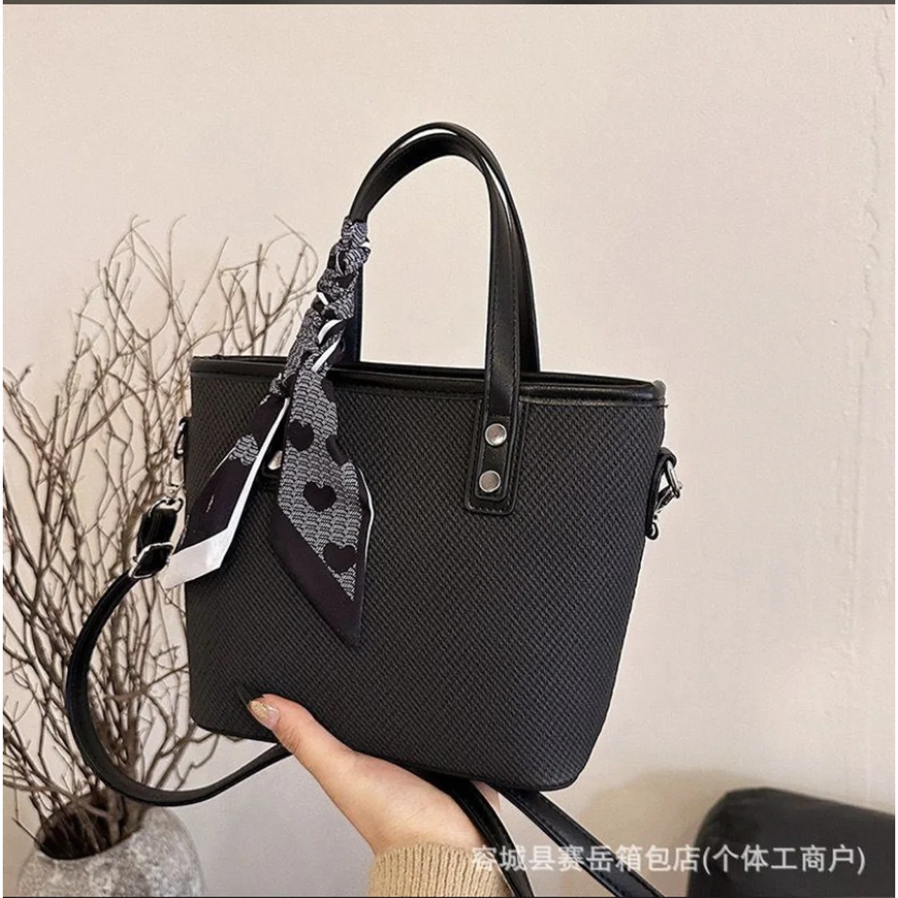 _Chic Women's Handbag (Stylish, Fashion-Forward, Durable, Sophisticated)