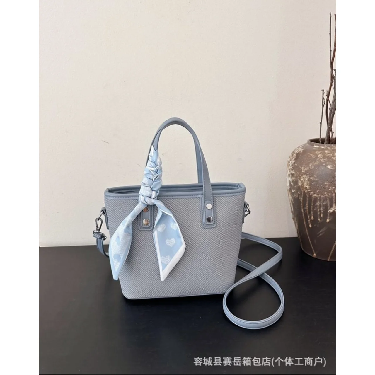 _Chic Women's Handbag (Stylish, Fashion-Forward, Durable, Sophisticated)
