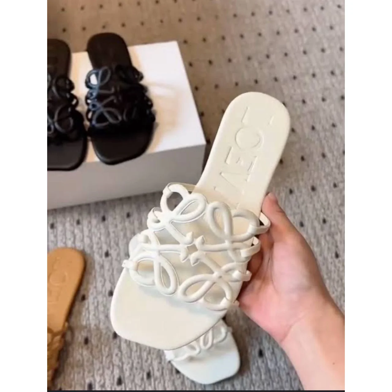 _Chic Women’s Slippers (Sophisticated, Fashionable, Elegant, Long-lasting, Trendy)