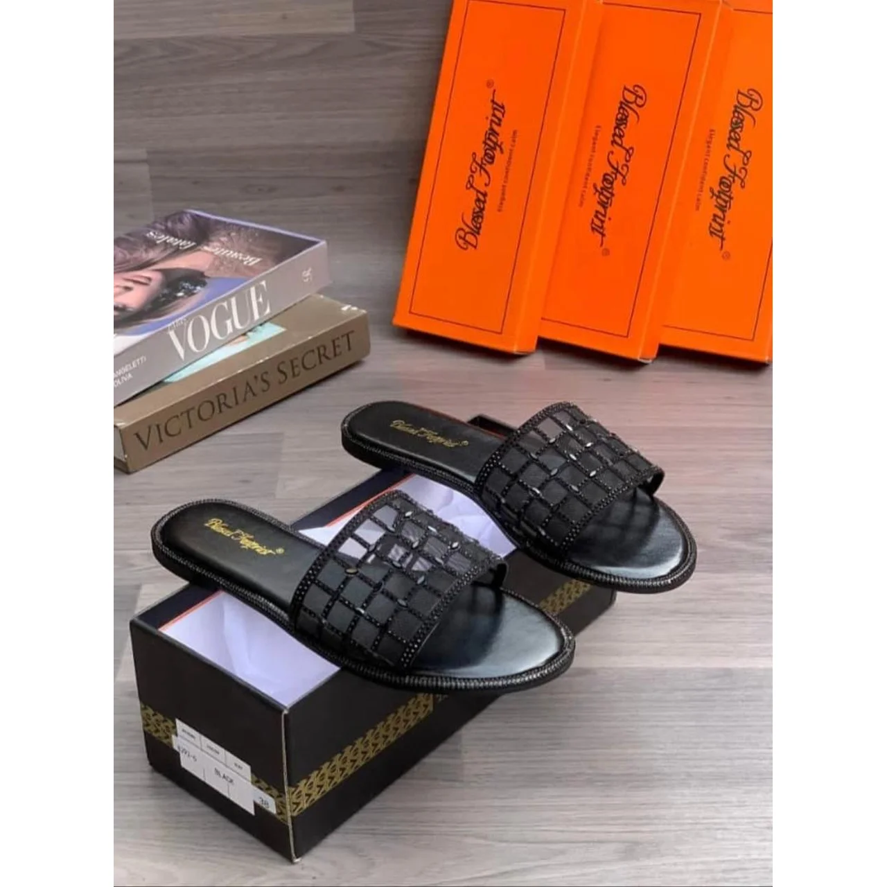 _Chic Women's Slippers (Trendy, Elegant, Long-lasting, Fashion-forward)