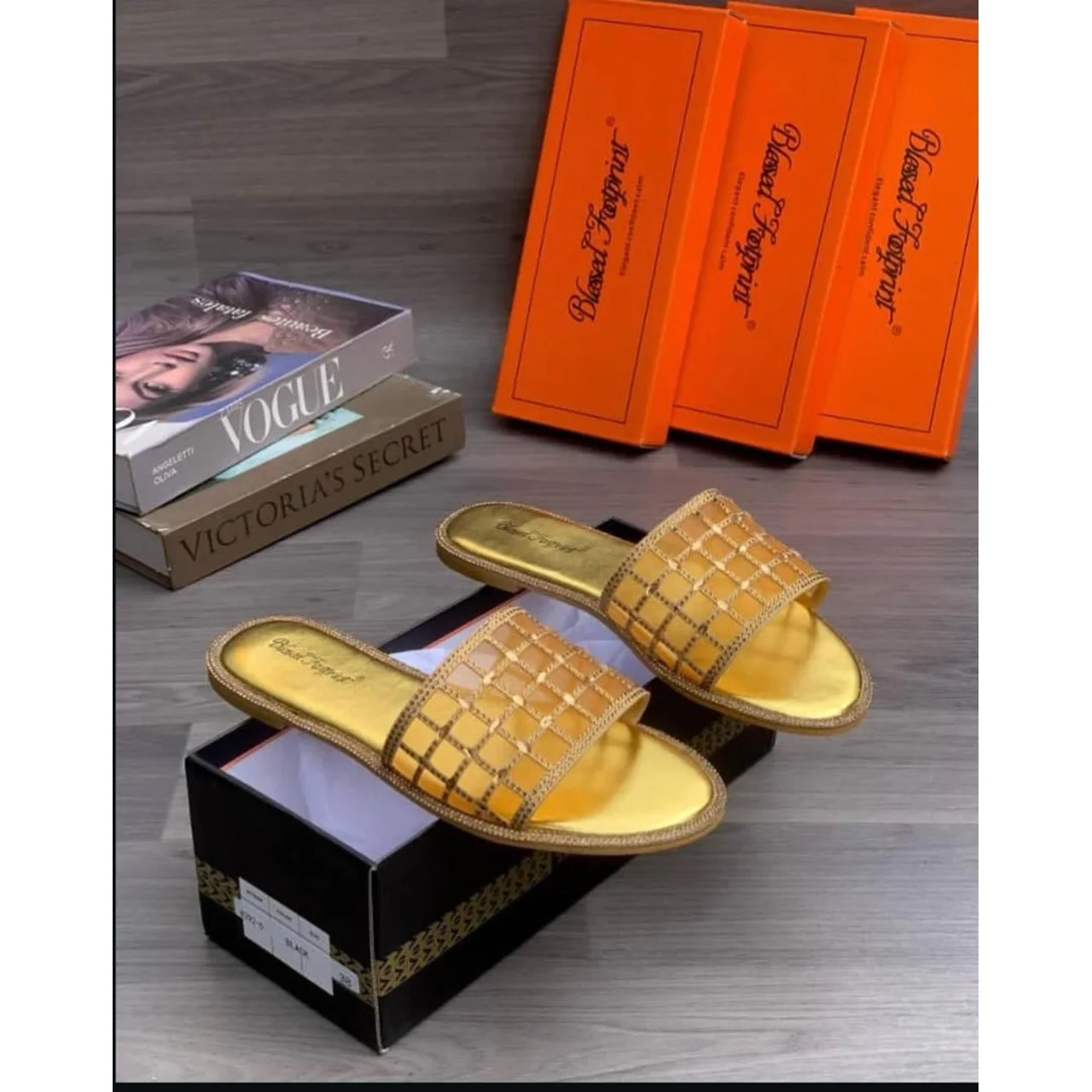 _Chic Women's Slippers (Trendy, Elegant, Long-lasting, Fashion-forward)