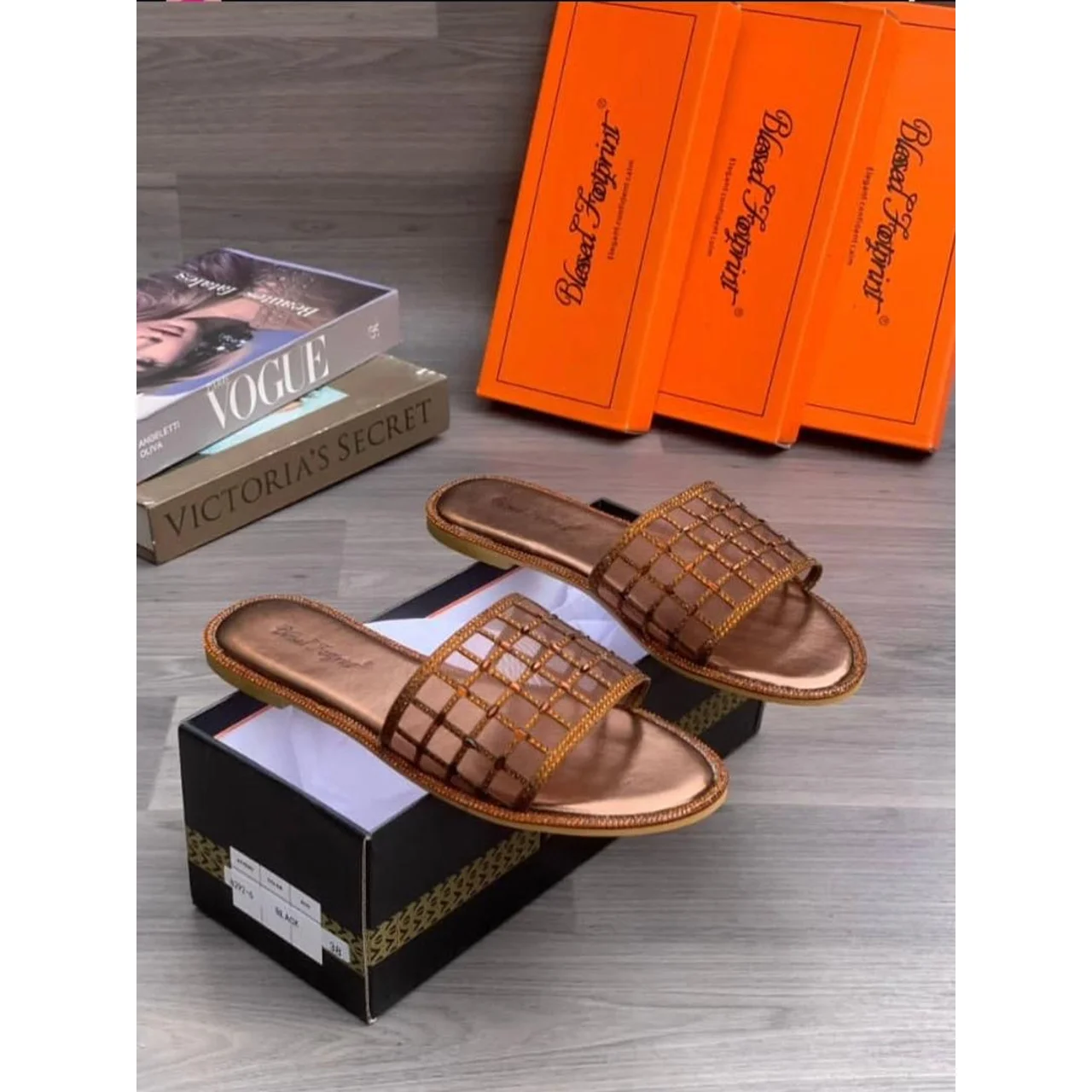 _Chic Women's Slippers (Trendy, Elegant, Long-lasting, Fashion-forward)