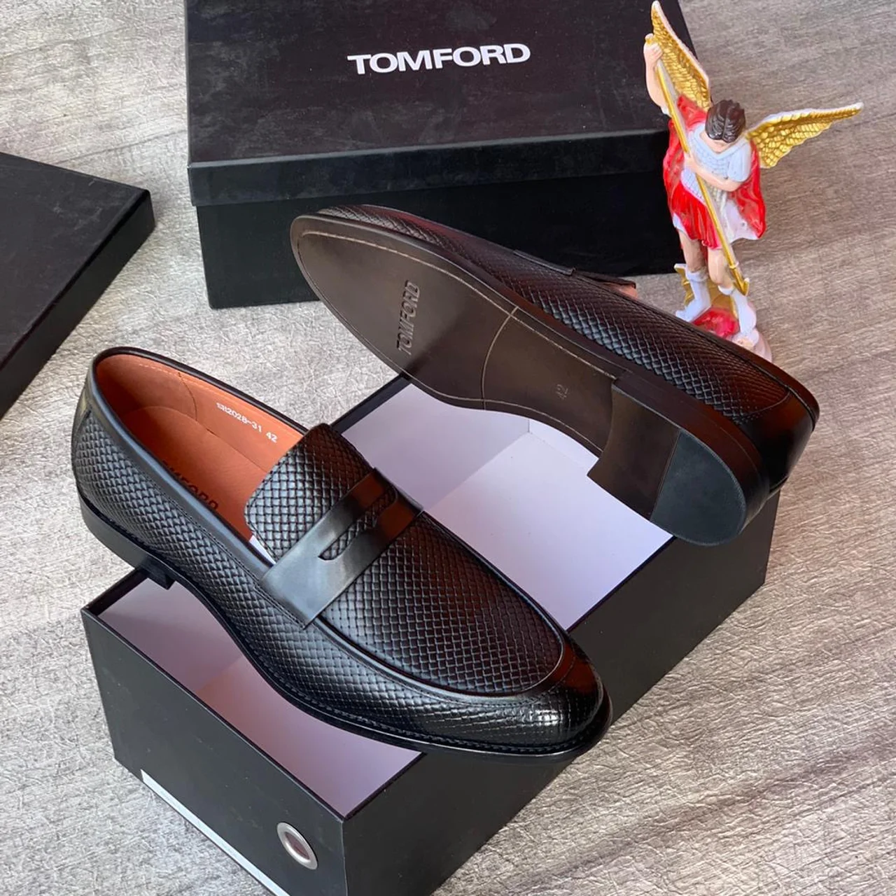 _Men's Luxury Footwear (Elegant, Stylish, Sophisticated, Fashion-Forward, Long-lasting)