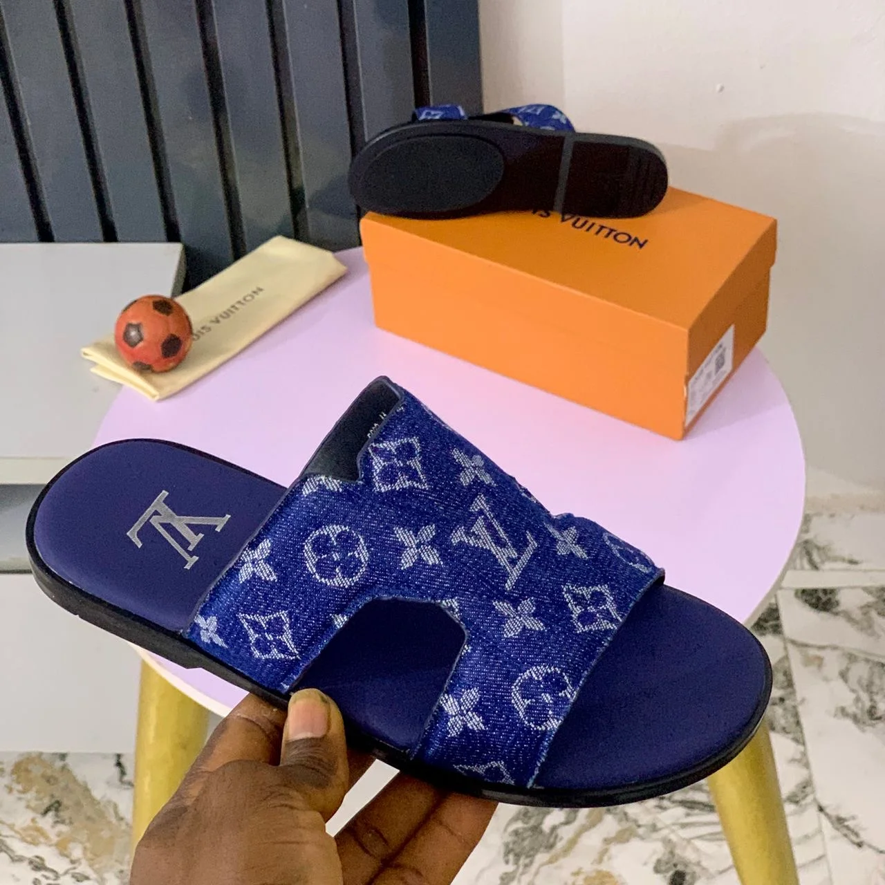 _Men's Sturdy Slippers (Robust, Elegant, Chic, Modern, Fashion-Forward)