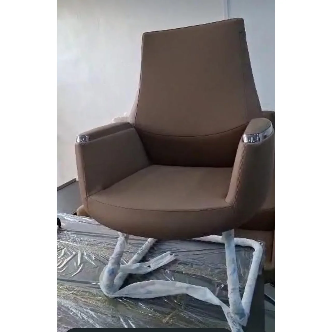 _Modern Ergonomic Visitors Lounge / Office Chair with Metal Base