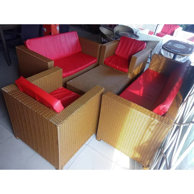 _Outdoor Swimming Pool Seating Set: Cushioned Chairs and Table