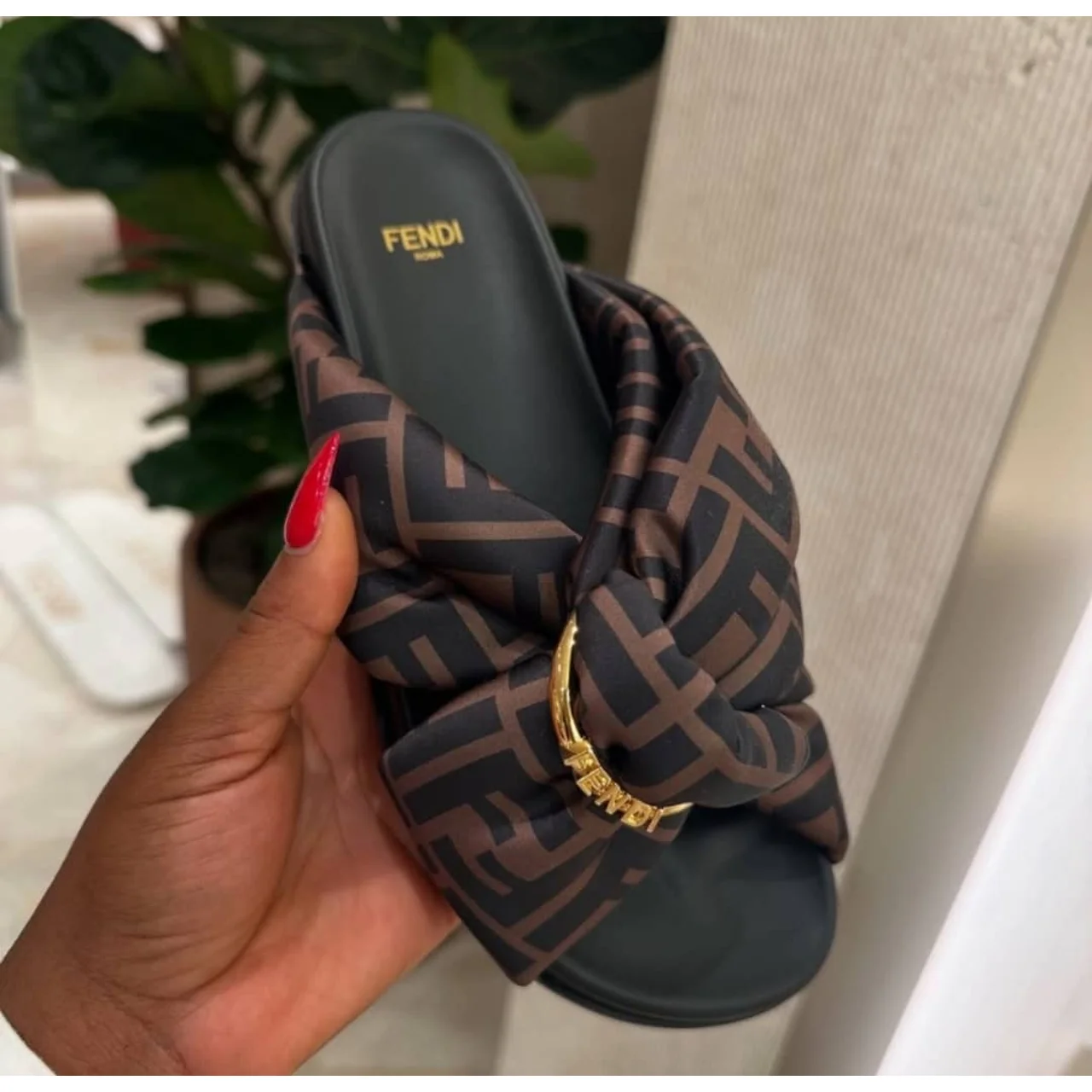 _Premium Fendi Women's Slippers (Elegant, Stylish, Luxurious, Fashion-Forward, Long-lasting)