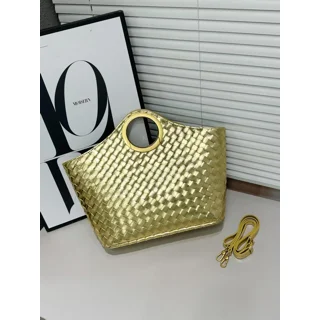 _Sophisticated Women's Handbag (Chic, Lasting, Elegant, Fashion-Forward)