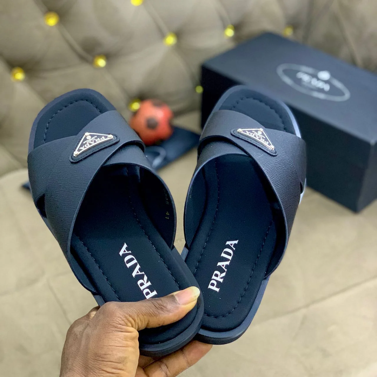 _Sturdy Men's Slippers (Robust, Trendy, Chic, Fashion-Forward)