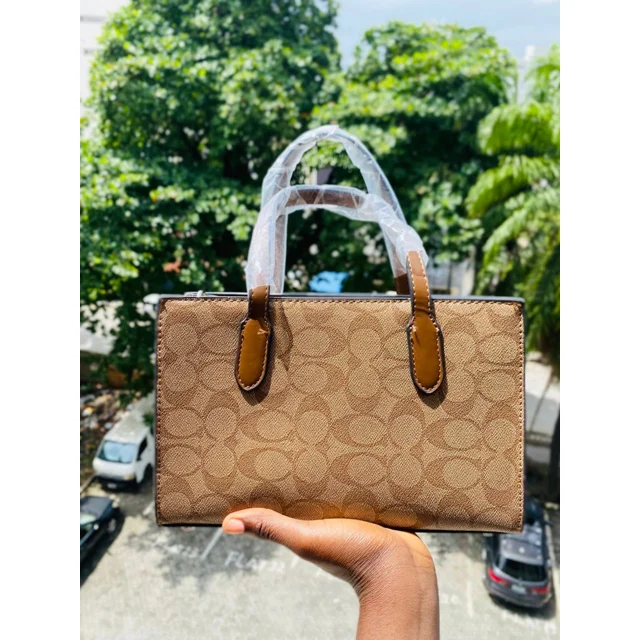 _Sturdy Women's Luxe Coach Handbag (Durable, Fashion-Forward, Chic, Elegant, Midi Size)