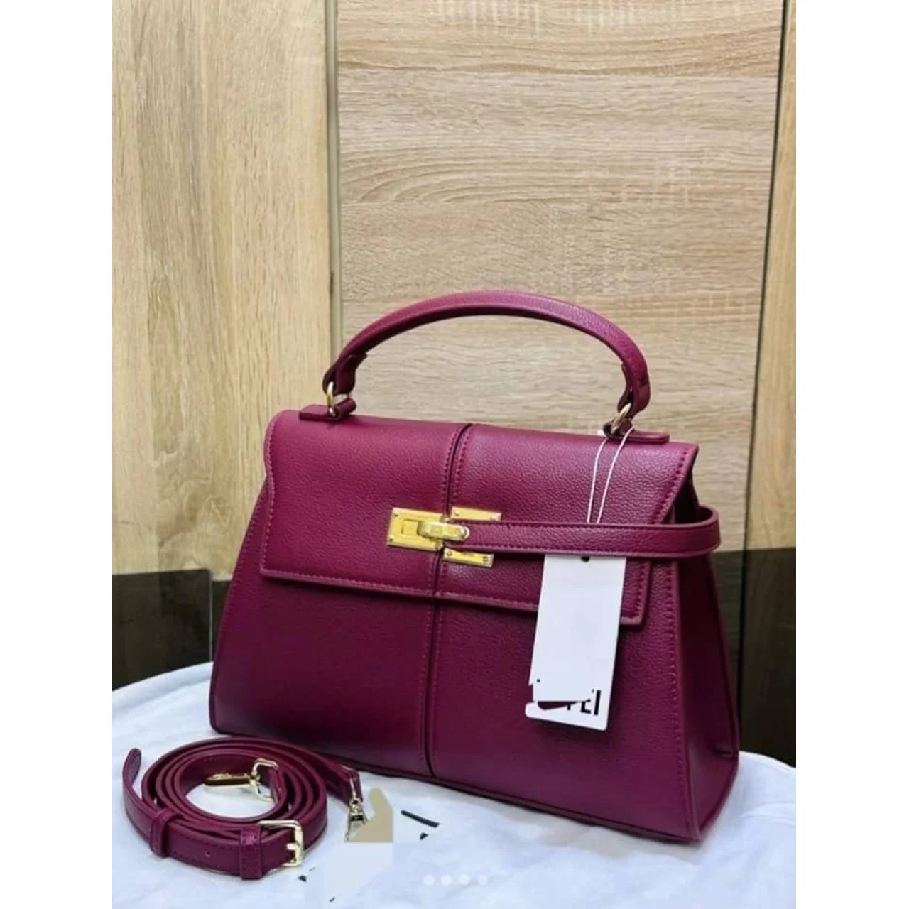 _Stylish Women's Handbag (Trendy, Fashion-Forward, Elegant, Long-lasting)