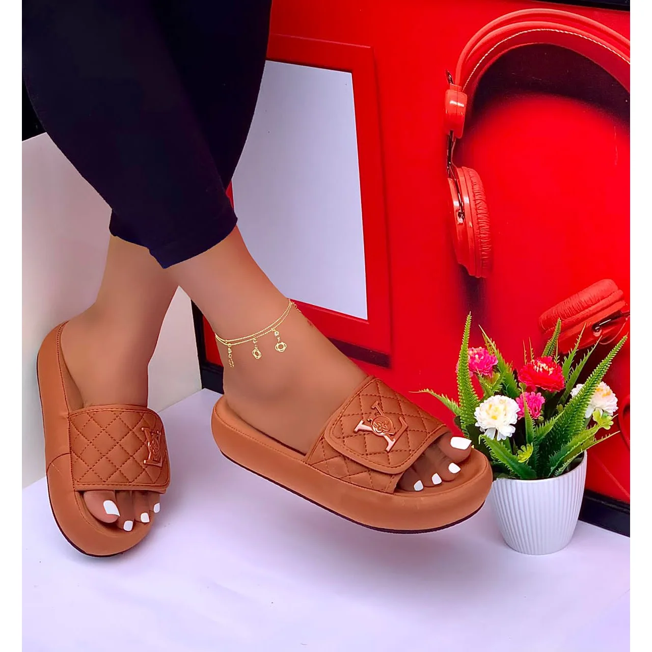 _Stylish Women's Slippers (Elegant, Long-lasting, Trendy, Fashion-Forward)
