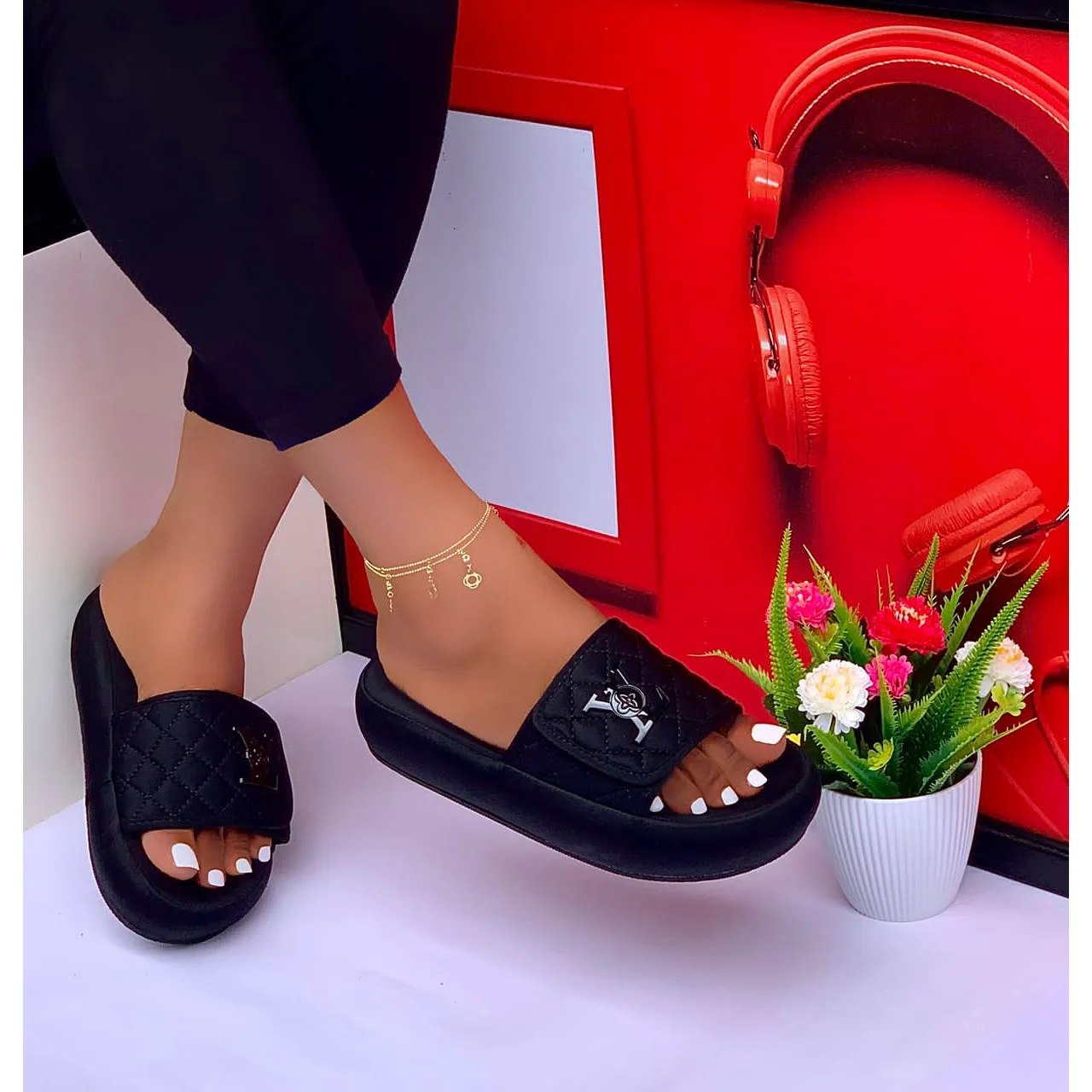 _Stylish Women's Slippers (Elegant, Long-lasting, Trendy, Fashion-Forward)