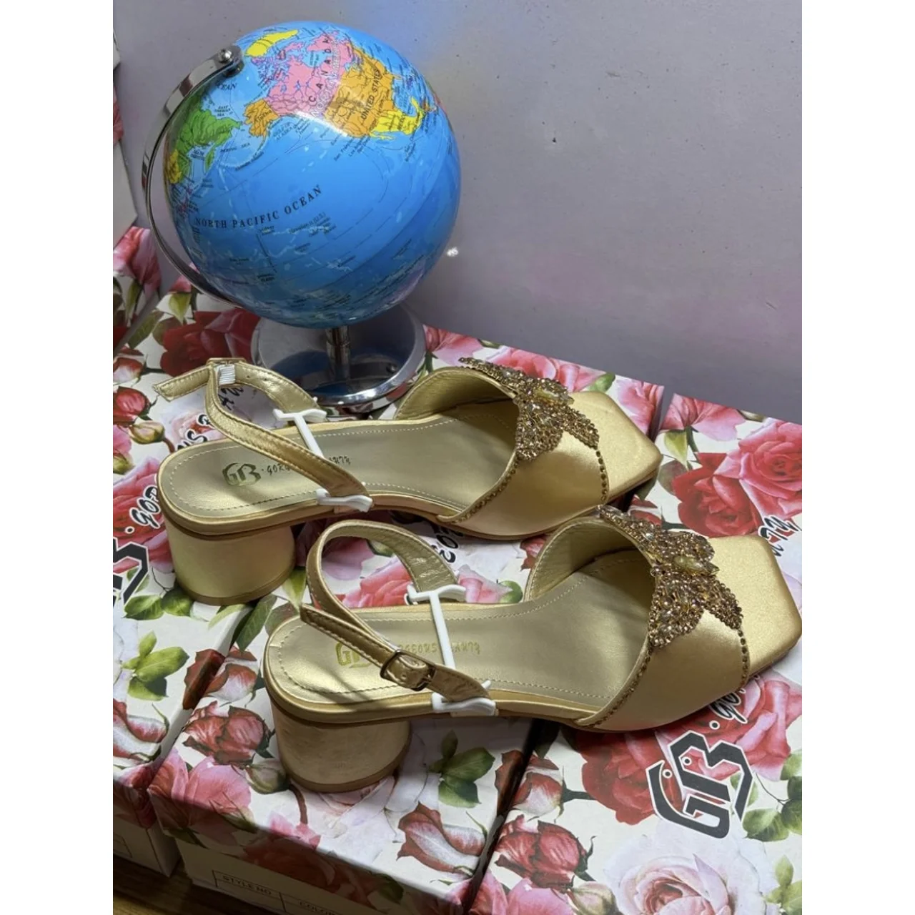 _Trendy Women's Footwear (Chic, Elegant, Long-lasting, Fashion-forward)